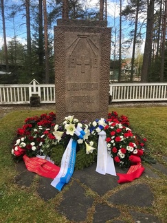 Helatorstaina 21.5. Vakaumuksensa puolesta 1918 kaatuneiden muistotilaisuus vietettiin poikkeusoloissa.
SAK:n Salon paikallisjärjestön puolesta kukkalaitteen muistomerkille laski Jukka Ruohonen.
