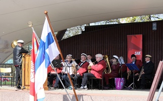 Vapputapahtuman musiikista vastasi Salon puhallinorkesteri