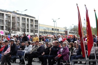 Yleisöä ol runsaasti paikalla seuraamassa vappujuhlaa