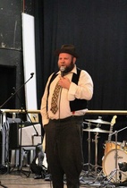 Jaakko Teppo stand up-esityksellä kutsuvieraita viihdytti Joonas Suominen